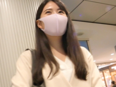 【マスク美人の巨乳お姉さん】 隠された美乳を暴け！ むっちりボディを揉みしだき、パイパンマ〇コに生チ〇ポ挿入で突きまくり♡