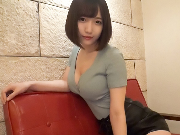 【素人×お姉さん】パイパン美マンに正常位で生挿入！感度抜群のお姉さんがイキまくり、最後は濃厚ザーメンで顔も体もぶっかけられちゃう！♡