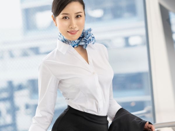 【美熟女CAの淫らなフライト】性に奔放な現役CAが、夫とセフレだけじゃ物足りず、機内で見つけた好みの男と生ハメ濃厚SEX♥フライト中も淫らに交わる姿は必見！