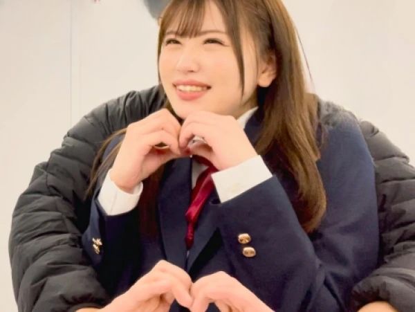 【制服娘と背徳デート】「ダメ…でも気持ちいい…」笑顔が可愛いJK、ホテルでオジさんと禁断のプレイ！制服の下は桃色おまんこ、濡れ濡れでハメ撮りSEXに夢中！♡