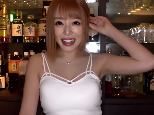 【スポーツバー店員の裏バイト】『お客さん、気持ちいい？』フェラ上手な素人娘がジュルジュル音を立てながらチ○ポを舐めまわし！騎乗位で激しく腰を振り、絶頂を迎える瞬間がエロすぎる♡ スポーツ女子の隠れた性欲が爆発！