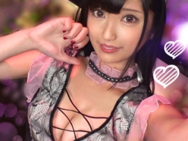 【メイドカフェの裏側】『お客様、ダメですよ…』スレンダー美少女店員が制服のまま生チンポ挿入！性欲全開でチンポを求め、卑猥なコスプレ姿で乱れまくる！♡