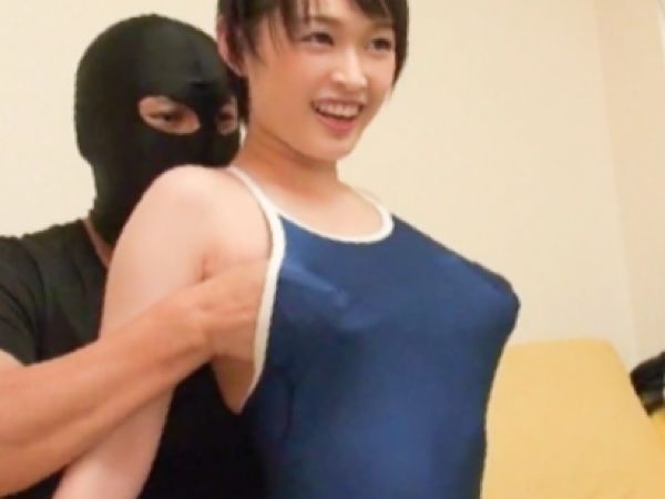 【ロリ顔美少女のスク水プレイ】水着からこぼれる美乳がエロい!恥じらいながら感じる姿が最高♡着衣のままエッチなことされちゃう、童顔美女の恥ずかしいセックス!!