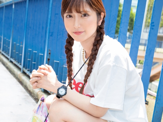 【キュートな美少女の恥じらい潮噴き】『ダメ…出ちゃう…』無垢な美少女が手マンで敏感おま○こを刺激され、ビチャビチャ潮吹き！トロけるような喘ぎ声で感じまくる生ピストンセックス♡