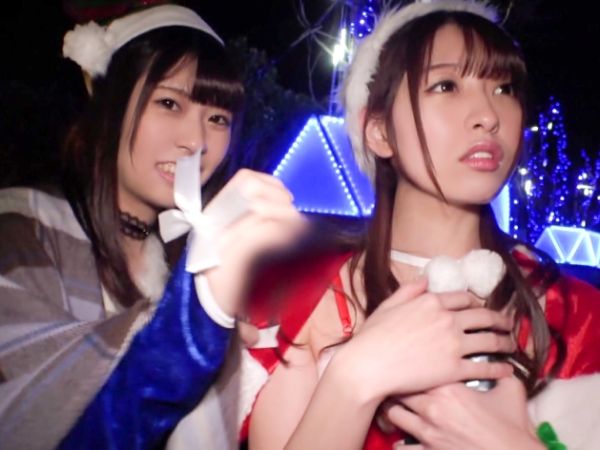 【クリスマスナンパ】サンタコス美女2人をゲット！お酒でほろ酔い気分、キスでエロモード全開！手マンでアソコは大洪水、トイレ我慢できずに大変なことに…！♡