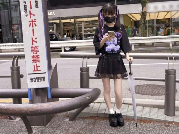【家出少女の危険な出会い】ゴシックロリ少女、小柄なカラダでおじさんチンポをフェラ抜き！立ちションでチンポに放尿ぶっかけ、ヤバいプレイにハマる家出っ娘♡
