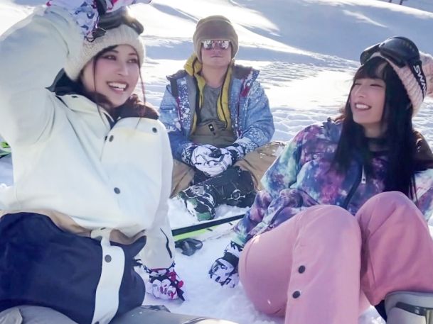 【ゲレンデの誘惑】『雪より熱い夜に…』美白女子大生2人組をナンパ!飲み会から始まるエロい夜♡オモチャで敏感ボディを開発され、ビチョビチョに感じちゃう!雪のように白い肌がピンクに染まる瞬間をお見逃しなく!